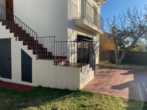 House with 4 double bedrooms with fitted wardrobes, two bathrooms. Independent kitchen. Spacious living room. The house has heating, aluminum exterior carpentry. Parking for two vehicles. Plot of 379 m2. Excellent location in Calafell Residential, cl...