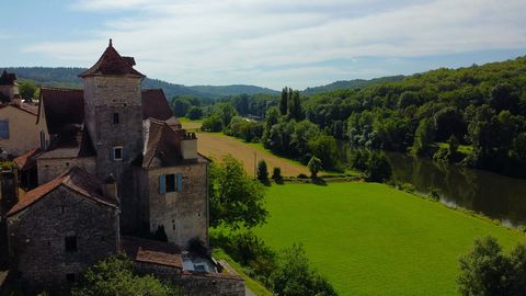Standing on a rocky outcrop overlooking the Lot valley, this 16th century castle, built for the lineage of the lords of Cabrerets, will introduce you to vernacular architecture steeped in history. Atypical place, the buildings have been restored with...