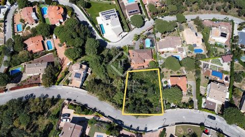 Lucas Fox presents this 881 m² plot that is located in the residential area of Mas Palli, just two kilometers from Platja d'Aro and Sant Antoni de Calonge, two of the most coveted towns on the Costa Brava. This plot enjoys a very good location in a v...