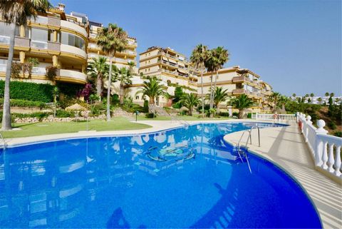 West facing 3 bedrooms/ 2 bathrooms (one ensuite) apartment in upper Calahonda. This elevated ground floor unit has a very spacious living with a log fire, a good size kitchen. The terrace is very spacious with nice see views and view over one of the...