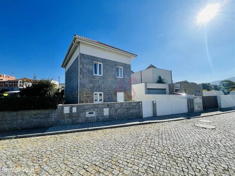 Detached house T2 in Vila das Aves, Santo Tirso 2 bedroom villa consisting of 2 floors on the ground floor and floor with excellent sun exposure, located in a central area! Composed by: - Entrance hall; - Kitchen furnished and equipped with: hob, ove...