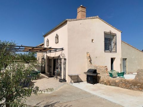 Mooie gerenoveerde 2 onder 1 kap woning in Jarafuel op korte afstand van de stad Het huis ligt op een grote amandelboomgaard en heeft een fantastisch uitzicht over de vallei Wooneetkamer keuken garage 3 slaapkamers en badkamer boven mooie terrassen