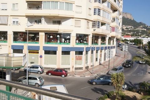 se vende local comercia le avda de los ejercitos en pleno centro de calpe con una superficie de 1160m2 de exposicion y 170m2 en sotano ideal para cualquier tipo de negocio dotado de aires acondicionados estanterias y escaparates listo para abrir prec...