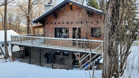 Entdecken Sie dieses charmante Anwesen im Schweizer Stil, das Komfort, Charakter und Funktionalität vereint. Dieses Haus befindet sich in einer ruhigen Gegend und ist ideal für diejenigen, die Ruhe und Nähe zur Natur suchen und nur wenige Schritte vo...