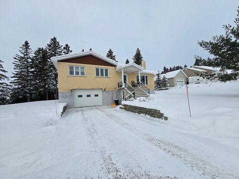 Dieses Haus bietet ein hervorragendes Preis-Leistungs-Verhältnis mit seinen vielen funktionalen Räumen und der warmen Atmosphäre. Es ist ideal für eine Familie, die Komfort und Ruhe sucht und gleichzeitig in der Nähe der lokalen Annehmlichkeiten ist....