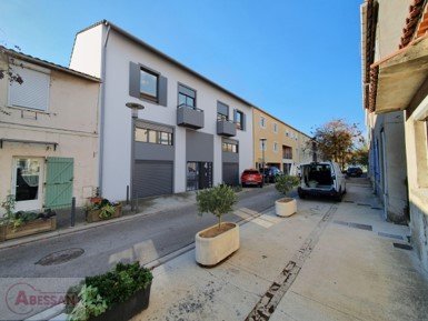 INVESTERING IN EEN GEBOUW VAN 362m2: 2 LOFTS MET GARAGES EN PRIVÉ-TUINEN, EN 2 DUPLEX MET TERRASSEN. Gelegen tussen zee en rivier, is Port-Saint-Louis-du-Rhone gepositioneerd als een essentiële investeringsbestemming in de Camargue. Gelegen in het ha...