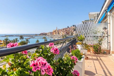 Ce bel appartement climatisé de 3 pièces est situé au dernier étage d'une résidence face mer avec ascenseur. L'appartement dispose d'un salon spacieux avec un canapé-lit confortable et une grande télévision à écran plat. La chambre principale est meu...