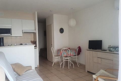 LES CEDRES SAINT RAPHAEL residentie. Studio met airconditioning op de WEST-gevel met uitzicht op zee vanaf het balkon, inclusief een entree met een eenpersoonsbed, een woonkamer met 2 eenpersoonsbedden, een volledig ingerichte kitchenette, een badkam...