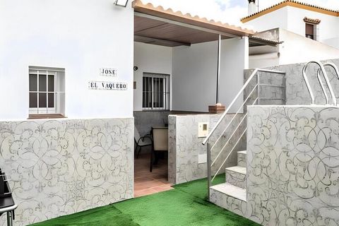 Esta casa, situada en Conil de la Frontera, tiene piscina privada y ofrece alojamiento con vistas a la piscina y terraza. Este chalet de 50 m² tiene un diseño completo, con un dormitorio con dos camas individuales y otro con cama de matrimonio. Entre...