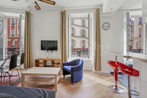 Exclusive Listing. Paris 17th - Brochant. Just 200 meters from the shops on Rue des Moines and the covered Batignolles market, discover this bright corner apartment, fully renovated and located on the first floor of a well-maintained building. With a...