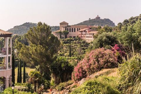 De Résidence Cap Esterel ligt op de hoogten van Saint-Raphaël, ideaal voor een vakantie vlakbij de stranden van de Middellandse Zee. Cap Esterel is opgezet als een echt dorp: bars, winkels, restaurants, groene ruimtes... U profiteert ook van gratis t...