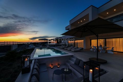 Insel Pag, Luxusvilla mit Pool Diese Villa mit einer Gesamtbruttofläche von 306 m2 verfügt über vier Schlafzimmer mit jeweils eigenem Badezimmer, eine Küche mit Esszimmer und Wohnzimmer sowie ein Gästebadezimmer. Das Haus verfügt außerdem über eine S...