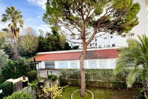 Ce charmant appartement T2 de 44 m² est idéalement situé dans le paisible quartier de Montfleury à Cannes, offrant un accès facile à une variété de commodités et d'attractions locales. Parfait pour les séjours personnels et professionnels, l'appartem...