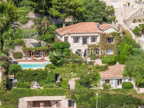 Deze uitzonderlijke villa in Villefranche-sur-Mer, exclusief door ons aangeboden, is gelegen in een van de meest begeerde gebieden van de Côte d'Azur, met een adembenemend panoramisch uitzicht op de Rade en de omliggende heuvels. Het pand beslaat ong...