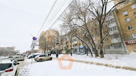 Сдам торговое помещение: г. Самара. Октябрьский район, ул. Гагарина, дом 26. Ближайшее пересечение с улицей Революционной/прзд. Митирёва. Интенсивный пешеходный- и авто-трафик. Рядом со ст. метро Гагаринская. Этаж/этажность 1/5. Общая площадь 70 кв. ...