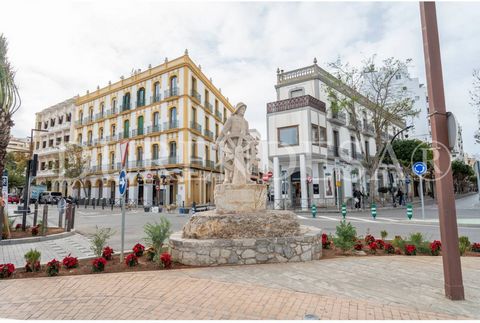 Discover the privileged location of this whimsical apartment in the coveted area of the Port of Ibiza, just a few steps from Vara de Rey. With approximately 100 m2, this unique property gives you the opportunity to bring to life the house you have al...