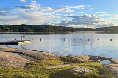 Gelegen im malerischen Eriksö-Naherholungsgebiet von Vaxholm, bietet dieser Ort eine ruhige Zuflucht im Herzen des schwedischen Archipels, wo unberührte Natur auf moderne Annehmlichkeiten trifft. Nur 30 Minuten von Stockholm entfernt und dennoch weit...