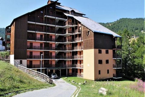 Cet appartement cosy est idéalement situé à proximité de toutes commodités, offrant un refuge paisible tout en étant proche du centre de la station. Il comprend une cabine fermée avec deux lits superposés, un lit gigogne dans le séjour et un lit doub...