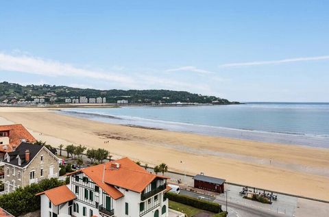 Questo luminoso appartamento si trova al 5° ed ultimo piano di un residence sicuro e affascinante proprio sul lungomare. Offre viste mozzafiato sul mare e sulla grande spiaggia di Hendaye, dispone di un soggiorno con accesso a un balcone (notare il p...