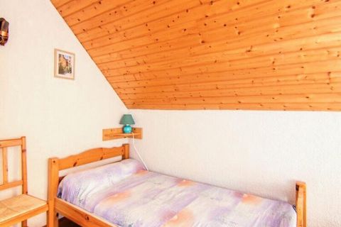 Dieses gem�tliche T3-Apartment erstreckt sich �ber zwei Ebenen und ist perfekt f�r bis zu 6 Gהste. Im Erdgeschoss befindet sich ein Wohnzimmer mit einem Schlafsofa f�r 2 Personen und einem TV. Im Obergeschoss befinden sich zwei Schlafzimmer: eines mi...