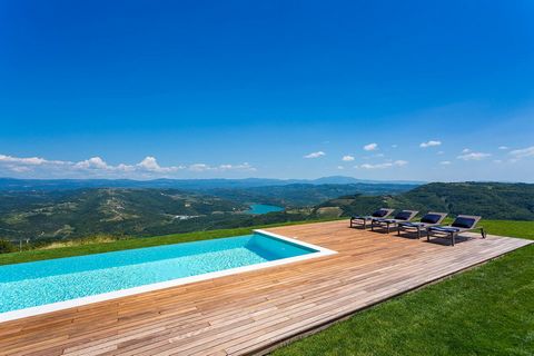 Zodra je 's ochtends je ogen opent, zie je het adembenemende, altijd groene landschap, omlijst door het blauw van de lucht. Geniet 's nachts van de romantiek van de sterrenhemel. Villa Vista is in 2017 door de European Holiday Home Association (EHHA)...