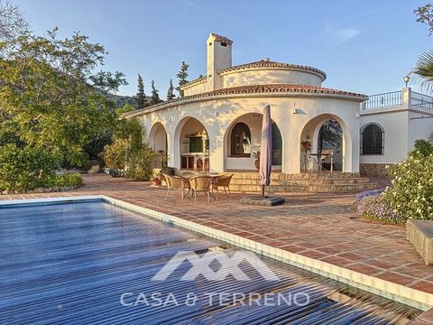 This charming villa in Sayalonga combines rustic character with modern comforts and offers a stunning view of the Mediterranean Sea. The excellent access road leads to a bright and inviting home. The main living area features a cozy living room with ...