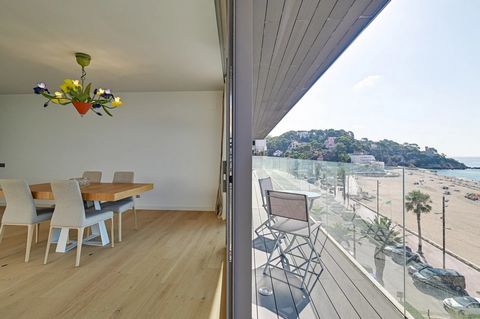 Barnes international realty Costa brava presenta esta fantástica vivienda en primera de linea de mar junto a la playa de Sa Caleta en Lloret de Mar. La vivienda de 154 m2 con orientación Sur Este se distribuye en zona de dia en donde encontramos un s...