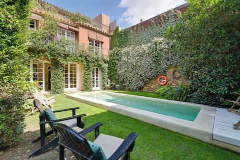 BARNES presenta esta casa de lujo totalmente reformada en el corazón del Baix Empordà, Costa Brava. Esta propiedad cuenta con tres plantas, acabados de alta gama y orientación este-oeste. Idealmente situada en uno de los pueblos históricos del Empord...