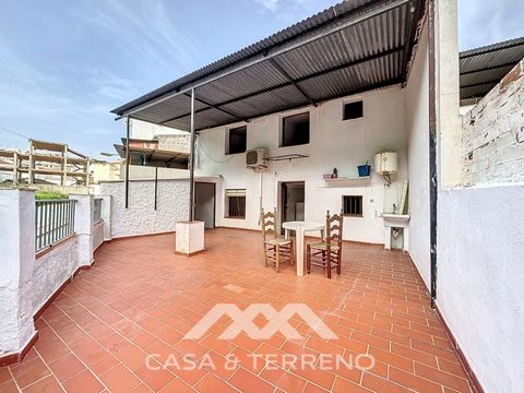 Charming Village House in Benamocarra with Spacious Terrace and Garage. This delightful village house in the heart of Benamocarra offers plenty of space across two floors, perfect for families or anyone looking for a comfortable home in a central loc...