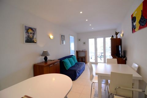 Benvingut al teu apartament de vacances a l'Estartit! Aquest modern apartament de 2 habitacions, amb capacitat per a 4/5 persones, ofereix una atmosfera acollidora en els seus 50 m² d'espai. Situat a uns passos de la platja, ofereix impressionants vi...