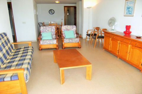 The apartament w Estartit ma 3 sypialnie i obłożenie dla 6 osób. Nocleg od 70 m² przytulny i duży, położony w plaża, Z widokiem na morze i na port. Znajduje się w pobliżu 100 m plaży piaskowej, 100 m miasta, 150 m supermarkecie, 9 km polu golfowym 