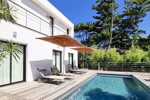 Luxe villa met hoteldiensten met mediterrane charme, verfijnde inrichting. en vredig. Weelderige tuin, groot terras met verwarmd zwembad. Ideale locatie nabij het Horizon-strand, terminal van « Treintje » van Cap Ferret. Welkom bij Mooreva Loft, uw l...