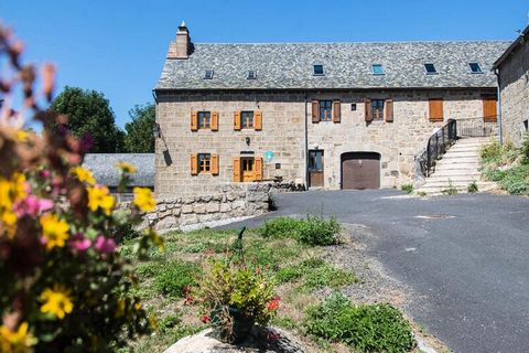 Schitterend rijtjeshuis in het hart van het dorp Brion in de traditionele stijl van typische Aubrac-woningen. Op de begane grond: grote gemeenschappelijke ruimte (grote granieten schouw met insert), keukenhoek (vriezer, magnetron, wasmachine, vaatwas...