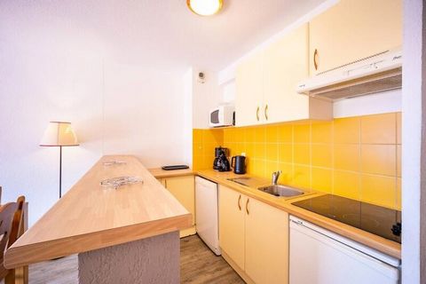 Apartament dla 8 osób w rezydencji Les Hauts de Peyragudes Kuchnia otwarta na salon (2 łóżka na sofie) Pokój dzienny z tarasem. Łazienka/prysznic. Oddzielne toalety. 2 sypialnie z łóżkami 140 cm. Kabina z 2 łóżkami piętrowymi Na pierwszym piętrze zna...