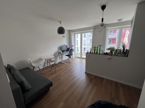 Vom 01.01.2025 bis 31.03.2025 bin ich unterwegs und biete meine komplett möblierte Neubau-Wohnung in Hamburg-Hoheluft zur Zwischenmiete an.   Die Wohnung ist sehr ruhig (dank Stahlbeton-Neubau), modern eingerichtet und bietet eine helle, gemütliche u...