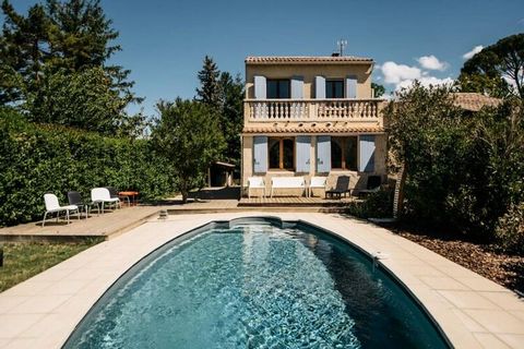 This magnificent 130m² villa comfortably accommodates up to eight guests with four comfortable bedrooms. The property is pet-friendly, welcoming dogs. Guests can enjoy a private swimming pool (open from the beginning of May to the end of September), ...