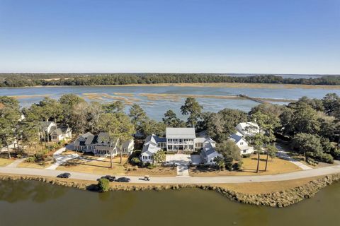 Southern charm meets coastal sophistication at this iconic, one-of-a-kind, 5-bedroom, 5-bathroom waterfront Oldfield estate. Offering 5,242 SQFT of superior craftsmanship with 4 covered porches, multiple fireplaces and a classic gourmet kitchen with ...