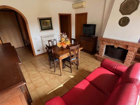 In the quiet area of Donoratico, we offer a delightful 75 sqm flat on the first floor. The property, in good condition, consists of three well-distributed rooms, including two bedrooms, a recently renovated bathroom and a semi-livable kitchen. There ...