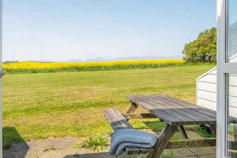 Appartamento per vacanze ben posizionato su due livelli situato a Gjellerodde con vista sul fiordo e Hornsø. Il piano terra è praticamente arredato con cucina/soggiorno a vista. Il soggiorno ha una TV a schermo piatto e internet. Il soggiorno ha acce...