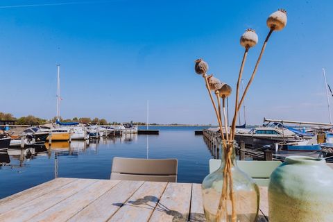 Breng je vakantie door aan het water in Uitgeest! Dit mooie appartement heeft 3 slaapkamers voor 6 personen, wat ideaal is voor een gezin of een groep vrienden. Buiten op het terras geniet je van een goed glas wijn. Waterpark de MeerParel ligt op een...