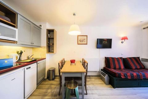 This cozy 3-room apartment, located in a charming residence in Serre-Chevalier 1400, offers comfortable accommodation for up to 7 guests. The apartment features 2 bedrooms, a spacious living room, a kitchen, and a bathroom with a separate toilet. Pet...