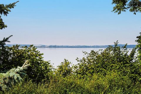 In einer familienfreundlichen Ferienanlage, nur 50 Meter vom Naturstrand entfernt erwartet Sie ein liebevoll saniertes Reihenhaus zu entspannten Tagen. Dank einer großzügigen Raumaufteilung und der offenen Gestaltung können sich hier bis zu sechs Erw...