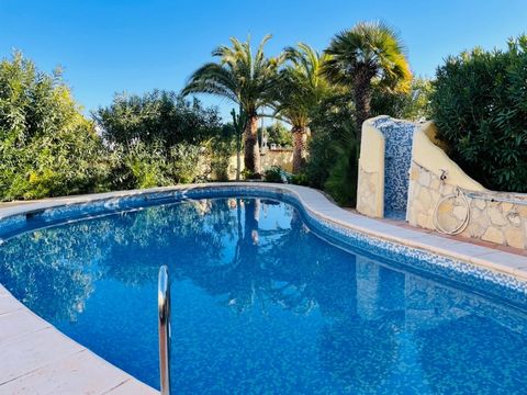 This fantastic villa is located in one of the best locations in Moraira. It has a lot of charm, elegance and many beautiful details. The villa is located in a very quiet and sunny area. The beautiful town of Moraira, the beach and the golf course of ...