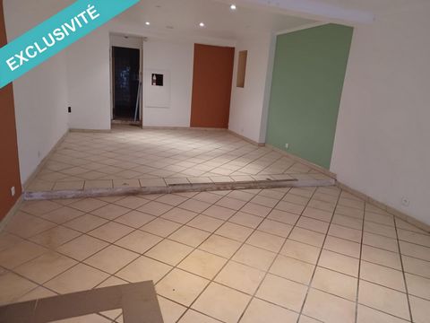 Dans le centre ville de Villelaure, dans la rue principale, je vous propose un magnifique local d'environ 85m² de plain-pied libre de toute occupation. L'espace est composé de trois pièces en enfilade pouvant accueillir un commerce de proximité ou un...