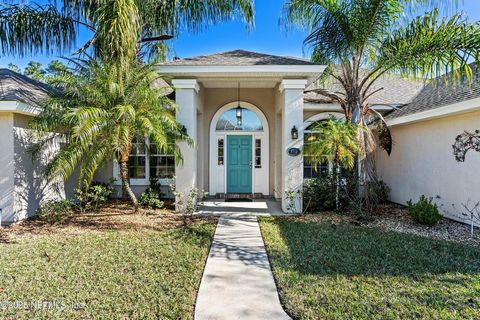 Dieses geräumige Haus mit 5 Schlafzimmern, 5 Bädern, PLUS Büro und formellem Esszimmer befindet sich in Julington Creek Plantation und wartet auf Sie! Wenn Sie durch die Haustür gehen, wird Ihr Blick auf die hohen Decken und das große Wohnzimmer gele...