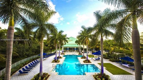 Great investment opportunity. Own a unit in the famous The Blue Provident at Doral located on the Blue Monster Golf course, home for the PGA tournament, across downtown Doral, close malls, mayor highways, 20 min to the beach etc. Elegant and fully fu...