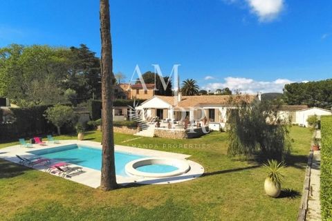 Ons bureau biedt te koop aan in het gewilde domein Super Cannes deze gelijkvloerse woning, ideaal gelegen op een vlak perceel van 1903m² dicht bij de zee en het terrein. Het pand dat een panoramisch uitzicht biedt over de zee en de bergen bestaat uit...