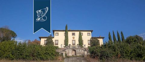 A pochi chilometri dalla città di Firenze sorge questa storica villa di lusso in vendita. Questa prestigiosa proprietà si trova circondata da 140.000 mq di terreno, di cui 20.000 mq di giardino, in cui è presente anche un campo da golf. La superficie...