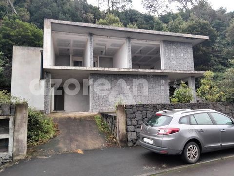 Questa villa con 2 camere da letto situata nella parrocchia di Biscoitos, sull'isola di Terceira, è una proprietà che richiede finiture. Dispone di cucina, bagno, sala macchine, portico, spazio esterno e due posti auto al piano terra. Al piano terra ...