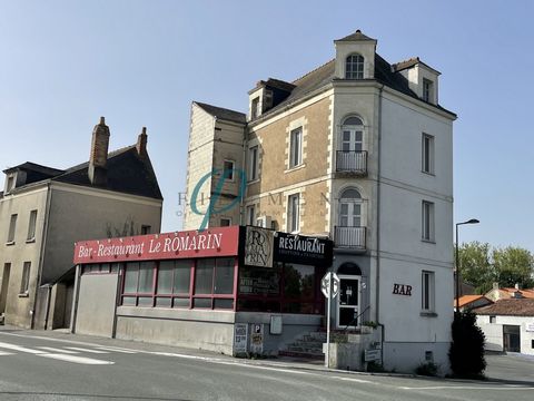 Exclusivité ! Idéalement situé à proximité de la Loire et avec une belle visibilté, Filumena vous propose cet ensemble immobilier de caractère avec un potentiel indéniable. Il se compose au 1er niveau d'un restaurant fonctionnel comprenant une entrée...